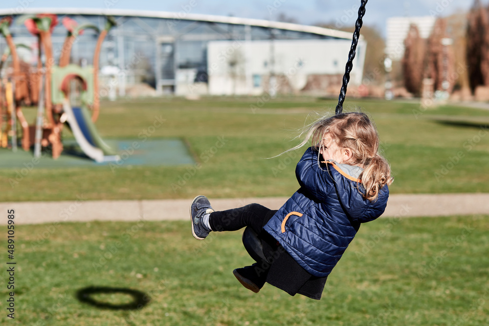 enfant fille joue sur une tyrolienne enfant fille joue sur une tyrolienne