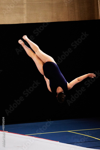 gymnastique et salto double vrille photo