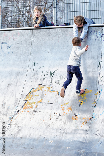 enfants jouent dans un skate park