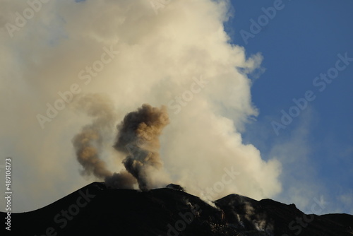 Stromboli, Fumo e cenere dal cratere. photo