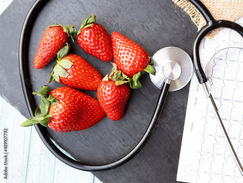strawberries healthy foods to improve health, benefits for heart disease and vascular diseases, hypertension antioxidants and anticancer