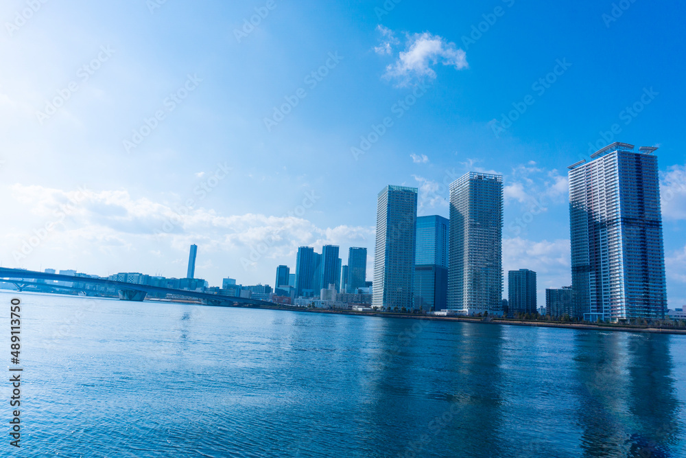 Fototapeta premium Tower apartments lined up along the river and a refreshing blue sky_15