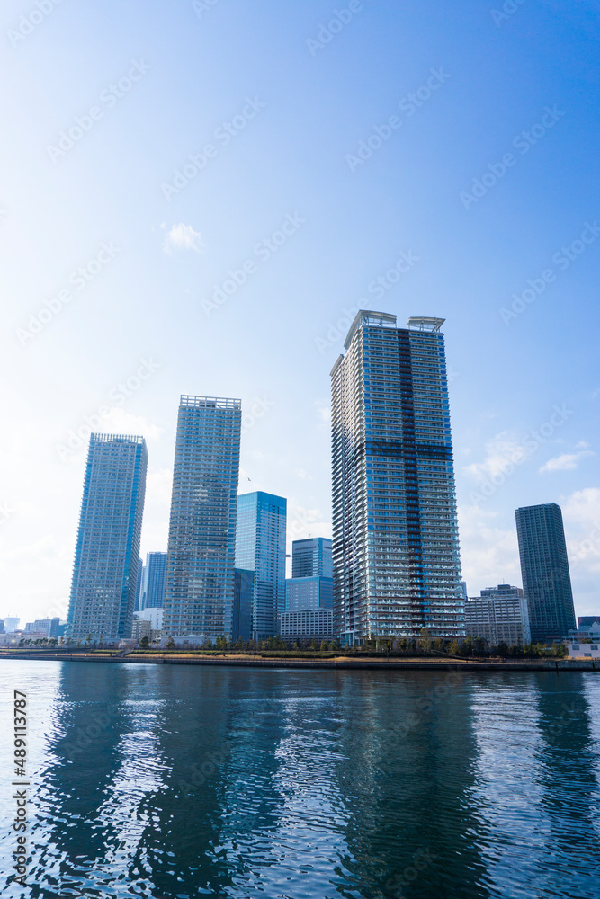 Tower apartments lined up along the river and a refreshing blue sky_20