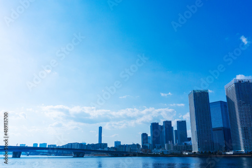 Tower apartments lined up along the river and a refreshing blue sky_02 © koni film