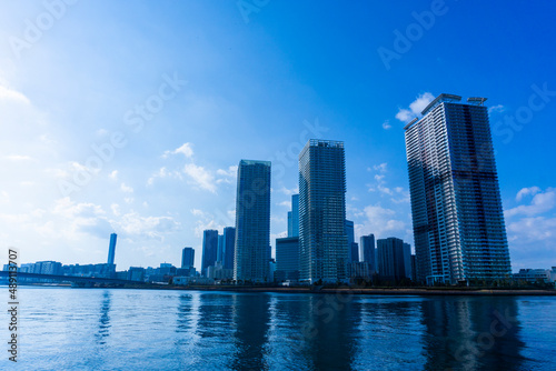 Tower apartments lined up along the river and a refreshing blue sky_04 © koni film