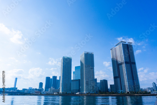 Tower apartments lined up along the river and a refreshing blue sky_07 © koni film