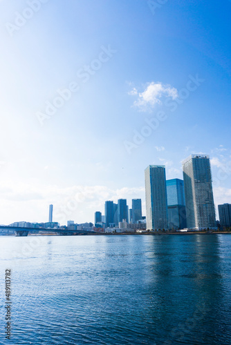 Tower apartments lined up along the river and a refreshing blue sky_18 © koni film