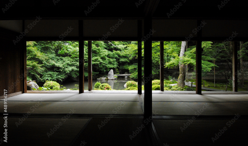 Naklejka premium 新緑の蓮華寺 書院から見る庭園 京都市左京区