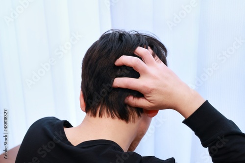 悩みを抱える男性の後頭部　頭皮　抜け毛　薄毛　肩こり