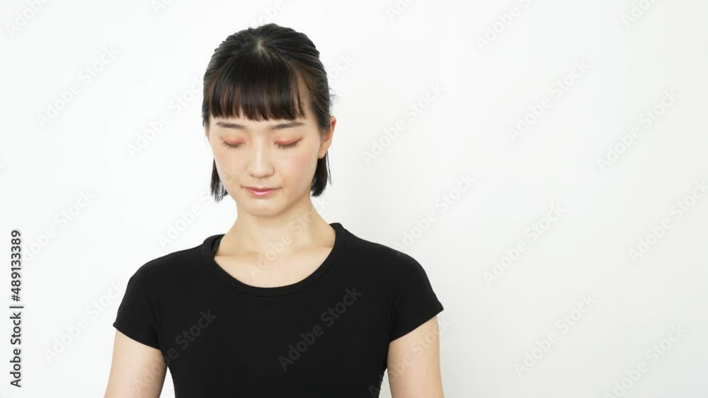 ヨガ(瞑想)をする女性 ヨガ(瞑想)をする女性