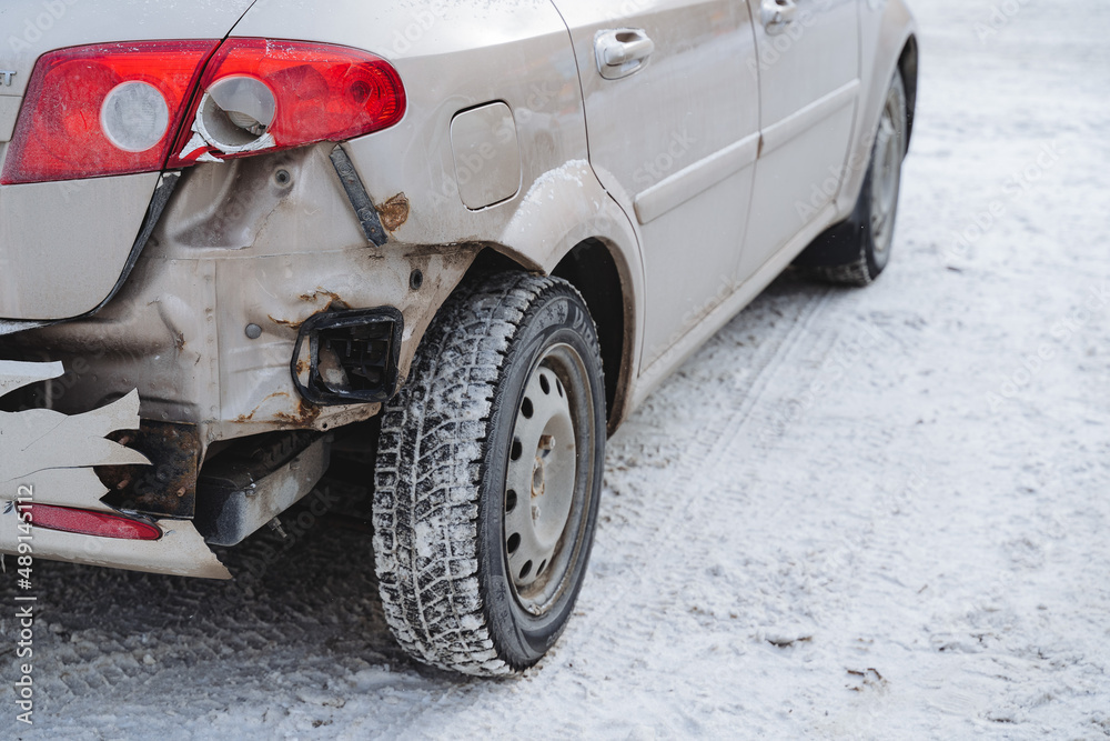 Naklejka premium A close-up of the wing of the car was broken at the rear. Missing rear bumper car after an accident on the road, winter in the city.