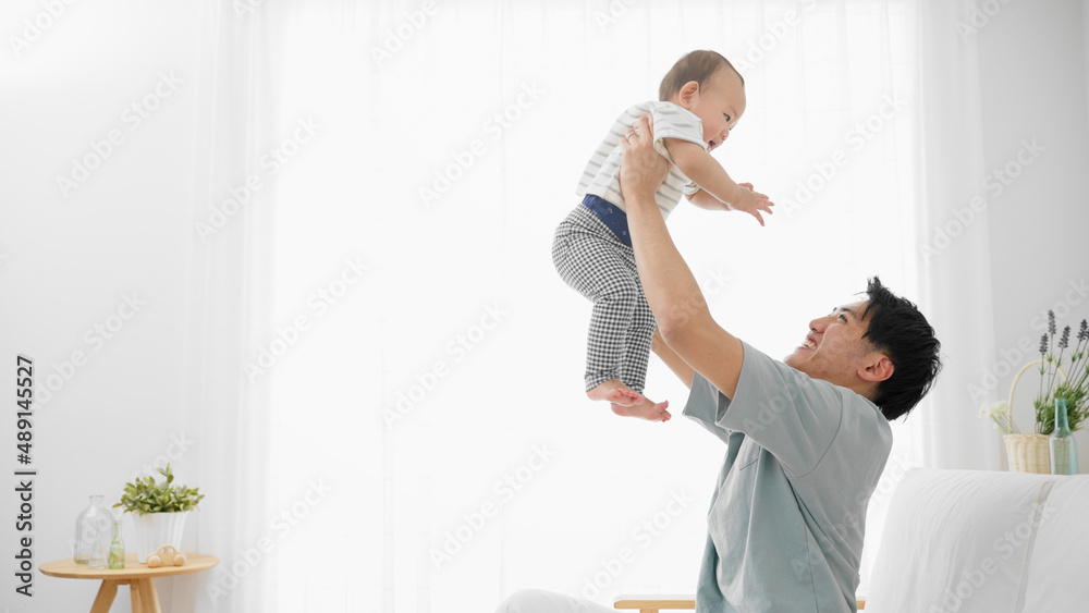 Fototapeta premium 赤ちゃんをあやす父親