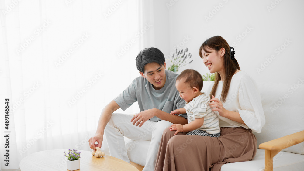 赤ちゃんをあやす両親 赤ちゃんをあやす両親