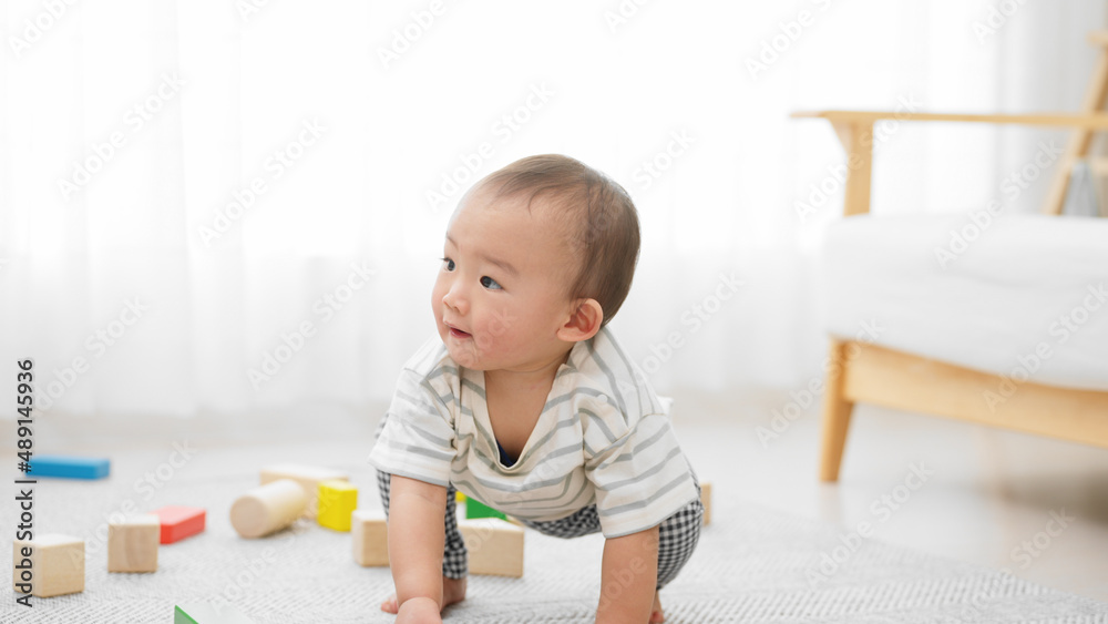 テーブルの周りをはいはいをする赤ちゃん テーブルの周りをはいはいをする赤ちゃん