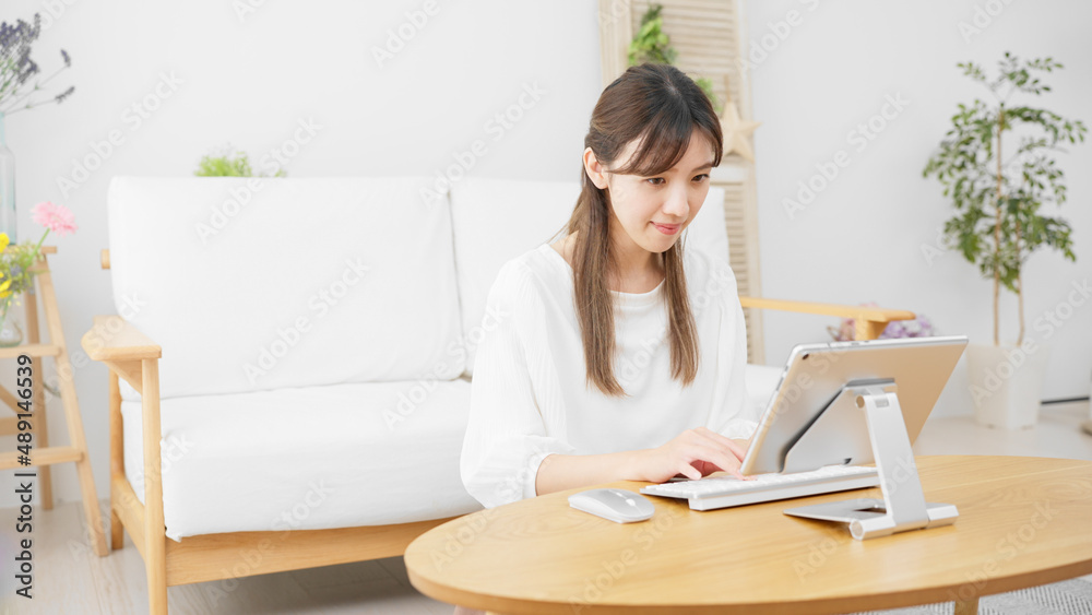 タブレットパソコンを使う若い女性 タブレットパソコンを使う若い女性