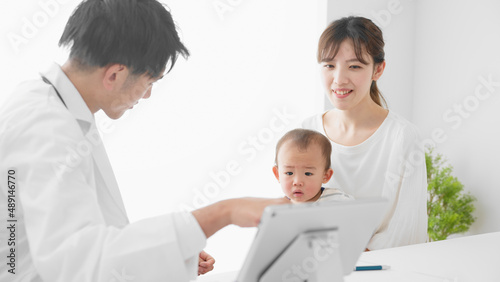 定期検診を受ける赤ちゃん 医療イメージ