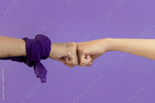 Canvas Print Mano de mujer con señas sobre fondo morado con paleacate o bandana del día de la mujer