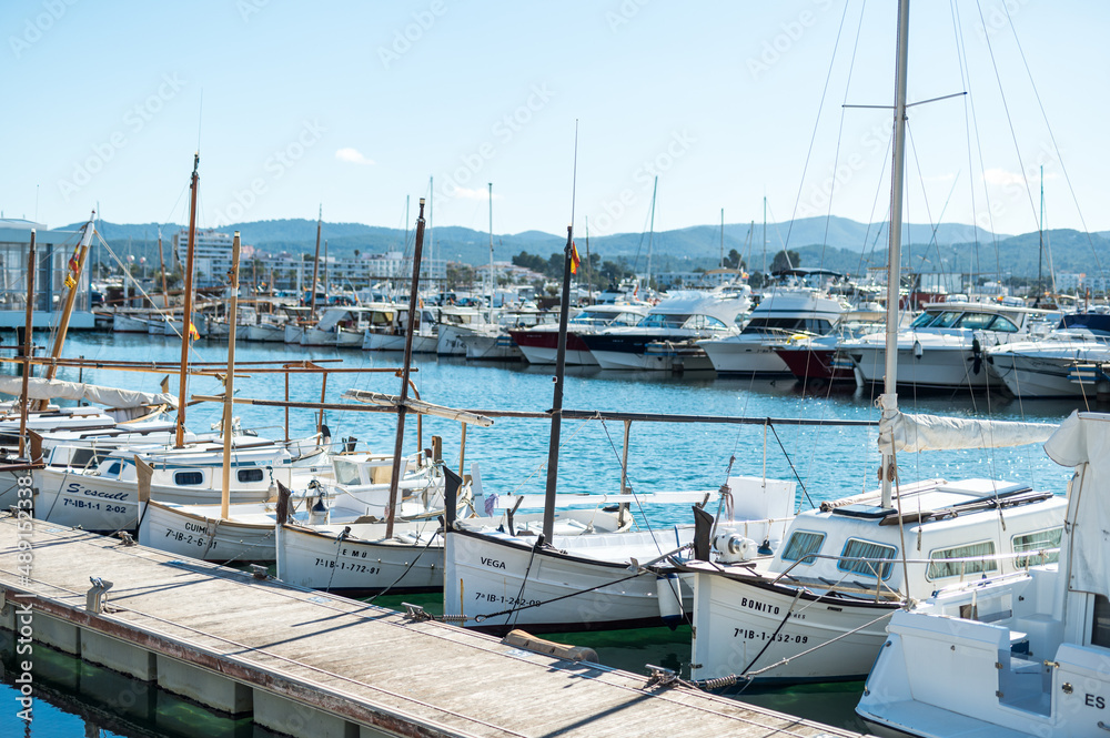 Marina im Mittelmeer in der Sonne mit blauem Himmer