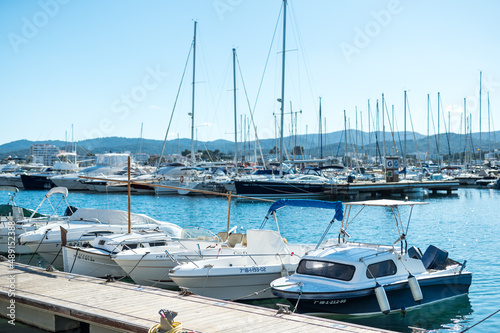 Marina im Mittelmeer in der Sonne mit blauem Himmer