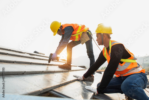 Foto roof extension roof installation engineer roof-construction workers stand on til