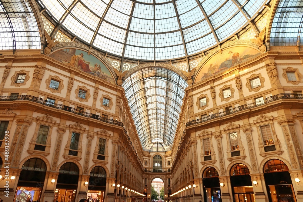 Naklejka premium Architecture intérieure de la galerie Vittorio Emanuele II et de sa verrière, célèbre monument historique dans la ville de Milan (Italie)