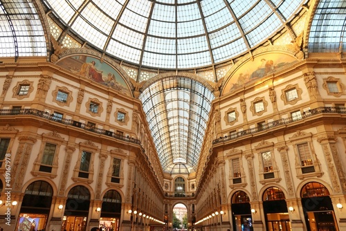 Architecture intérieure de la galerie Vittorio Emanuele II et de sa verrière, célèbre monument historique dans la ville de Milan (Italie) © Florence Piot