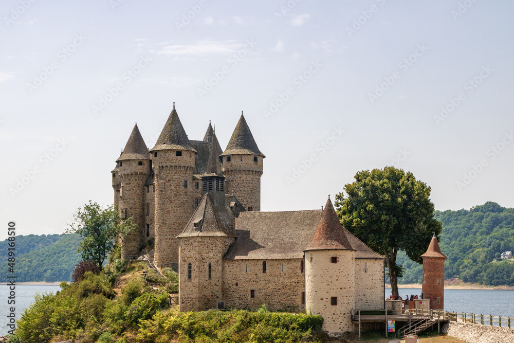 Le château de Val (XIIIème siècle) à Lanobre, dans le Cantal
