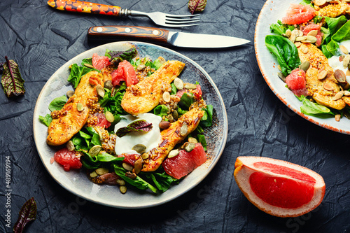 Spring salad of chicken breast and citrus fruits.