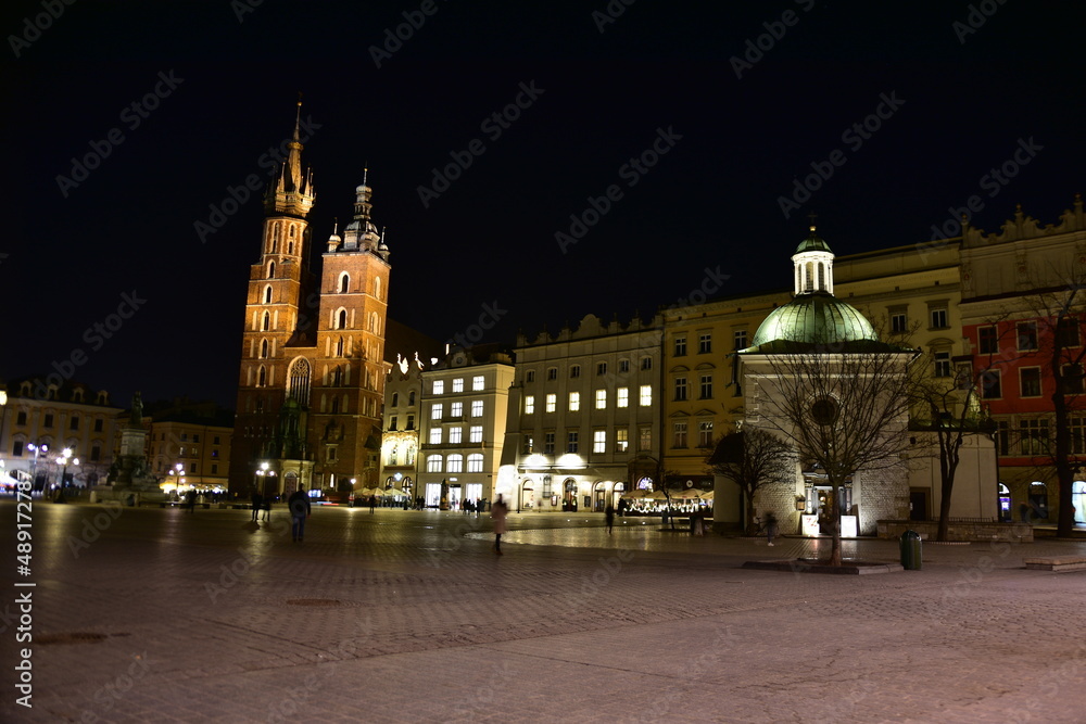 Fototapeta premium Kraków, zabytkowe centrum miasta, wieczór, Polska, 