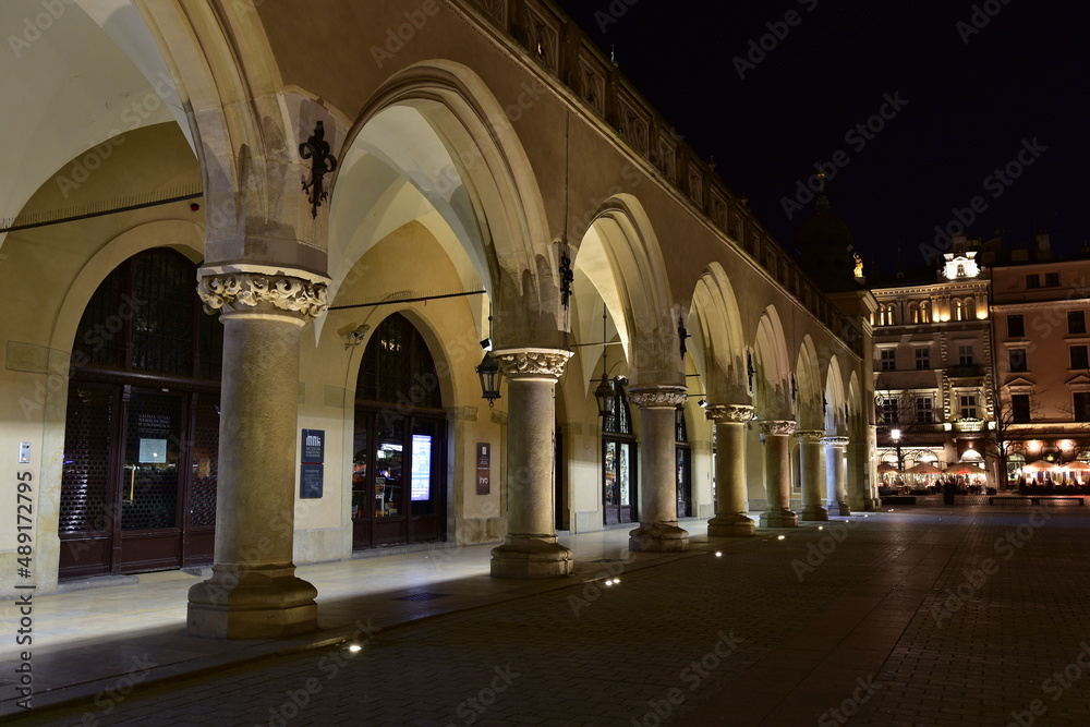 Fototapeta premium Kraków, zabytkowe centrum miasta, wieczór, Polska,