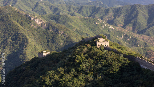 Ein alter Wachturm der chinesischen Mauer am Abschnitt Jiankou ist bereits mit grünen Pflanzen, Sträuchern, Büschen sowie Bäumen überwuchert und ist daher nur noch schwer zugänglich