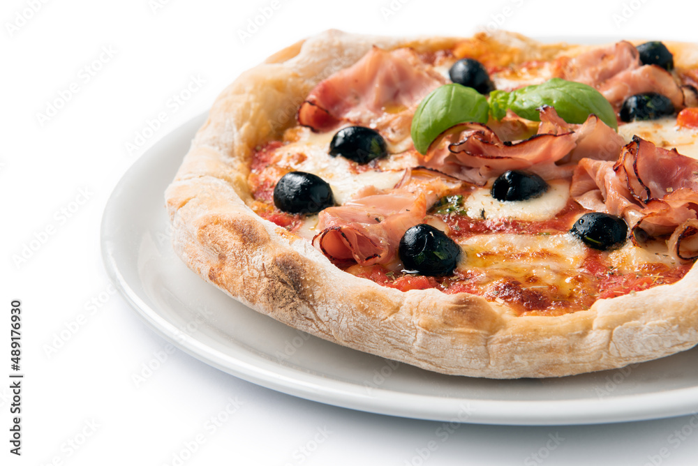 Pizza con prosciutto cotto, olive nere, mozzarella e sugo, isolata su fondo bianco 