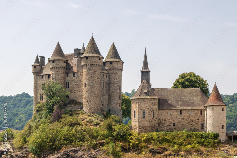 Le château de Val (XIIIème siècle) à Lanobre, dans le Cantal
