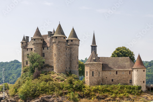Le château de Val (XIIIème siècle) à Lanobre, dans le Cantal 