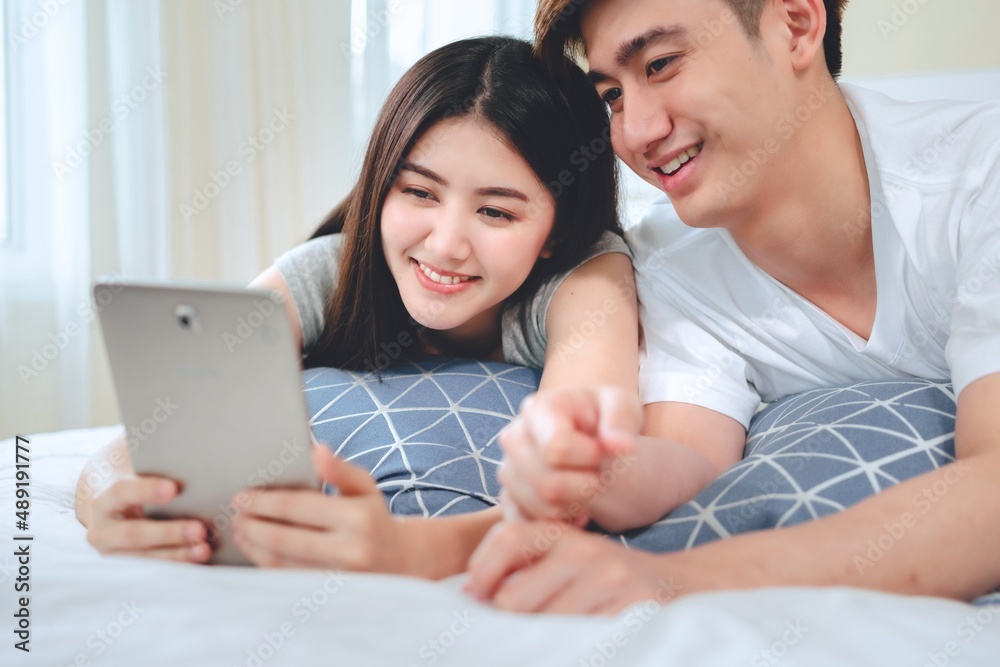 Fototapeta premium asian couple using tablet or computer start a business selling products online.