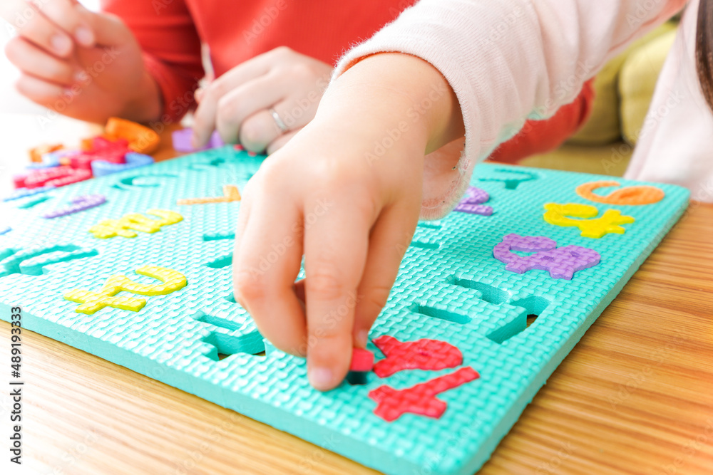 Fototapeta premium 家で勉強をする親子