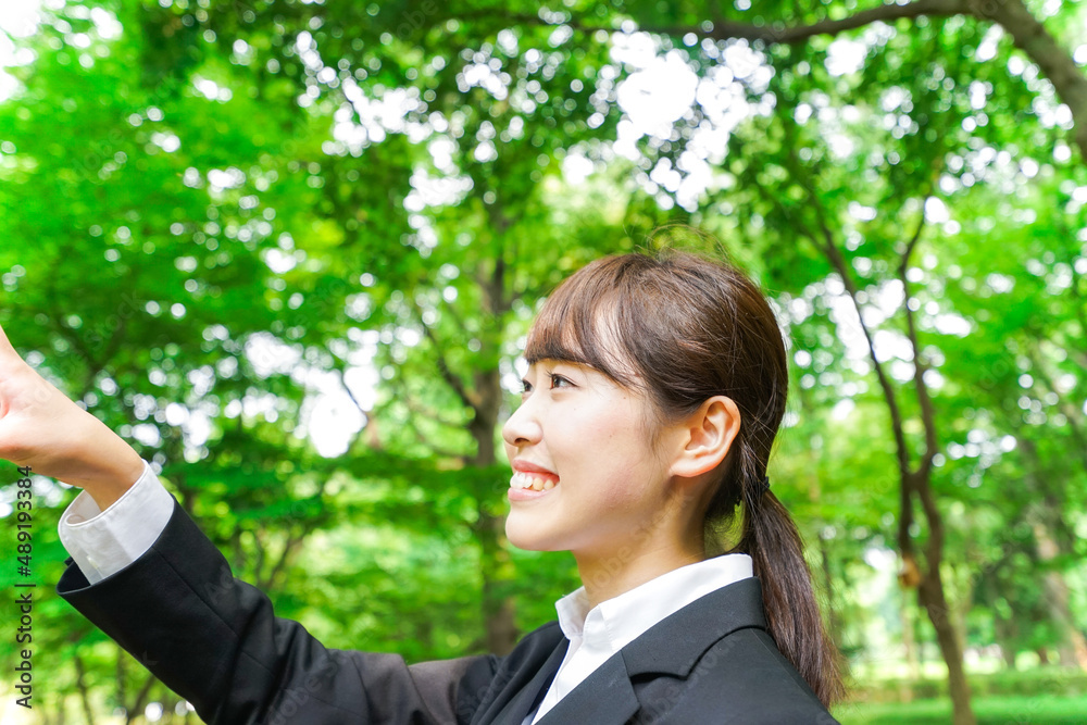 上を指さすビジネスウーマン 上を指さすビジネスウーマン