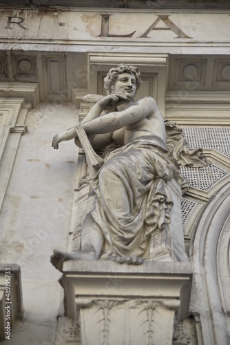 Statue sur façade à Paris. France