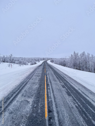 Vereiste Straße in Norwegen an einem diesigen Wintertag