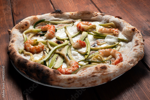 Deliziosa pizza gourmet condita con mozzarella, zucchine e scampi, Cibo Italiano 