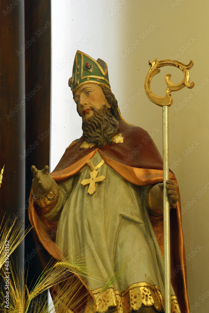 Obraz premium Statue of Saint on the high altar in the Church of Saint Mary Magdalene in Bisag, Croatia