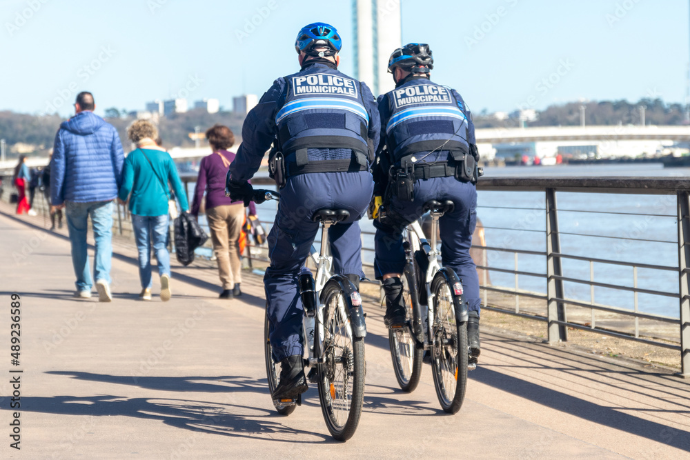 Police municipale à vélo - obrazy, fototapety, plakaty 