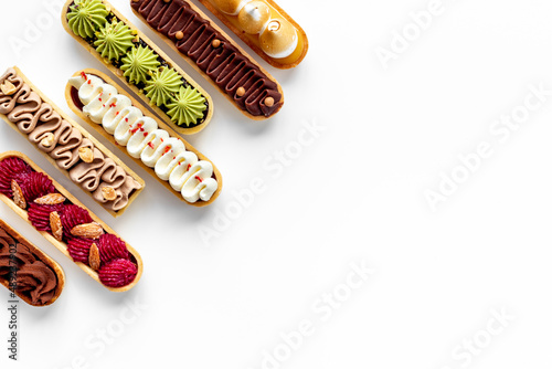 Fotografía Cupcakes eclairs with pistachio raspberries and chocolate cream topping