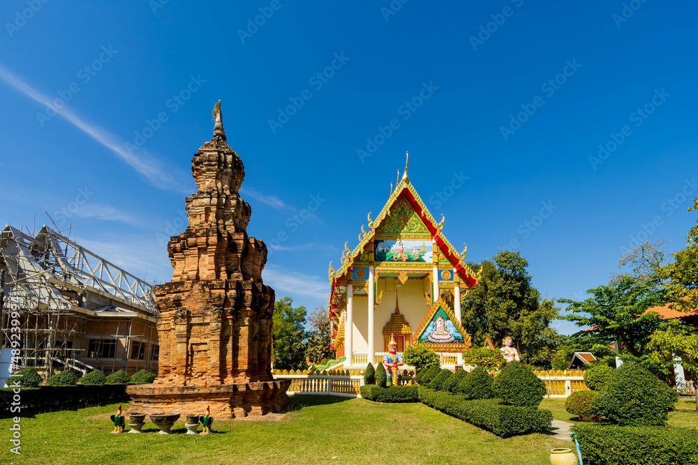 Obraz premium SISAKET, THAILAND - December 16, 2021: Tourists visit Prasat Ban Muang Chan is architecture. Culture from Cambodia, Hinduism, built by sandstone and laterite in Sisaket of Thailand.