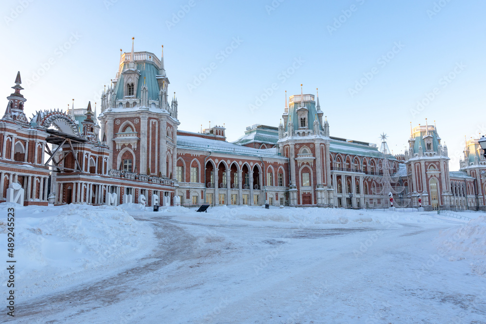 Obraz premium view of the main palace in the Tsaritsyno museum on a winter day
