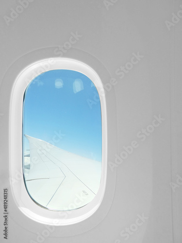 航空機の窓から見える空