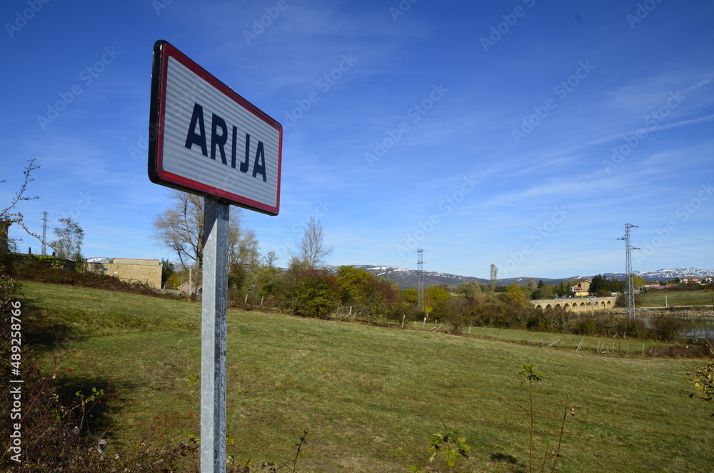 Arija situada a orillas del embalse del Ebro, España.