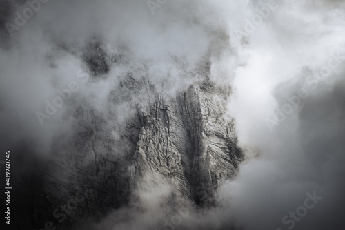 Cuadro en lienzo Fog covers the top of Mount Olympus