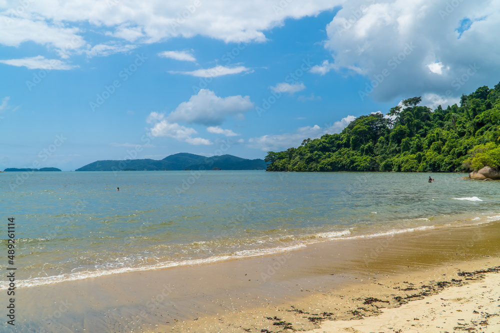 Obraz premium Swimmers on Jabaquara Beach in Paraty, Rio, Brazil