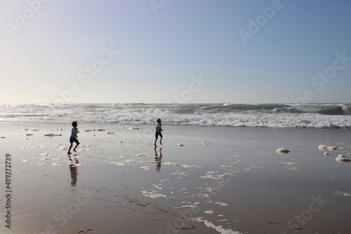 enfants qui courent sur la plage